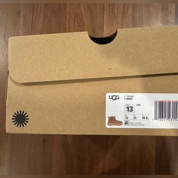 NWT- UGG Kids Boots - Picture 6 of 6
